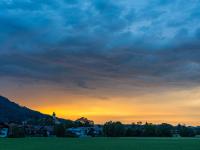 Abendleuchten mit leicht verfärbter Wolkenschicht darüber